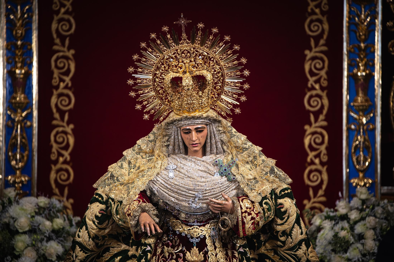 Imágenes del besamanos a la Esperanza de Triana en la Capilla de los Marineros