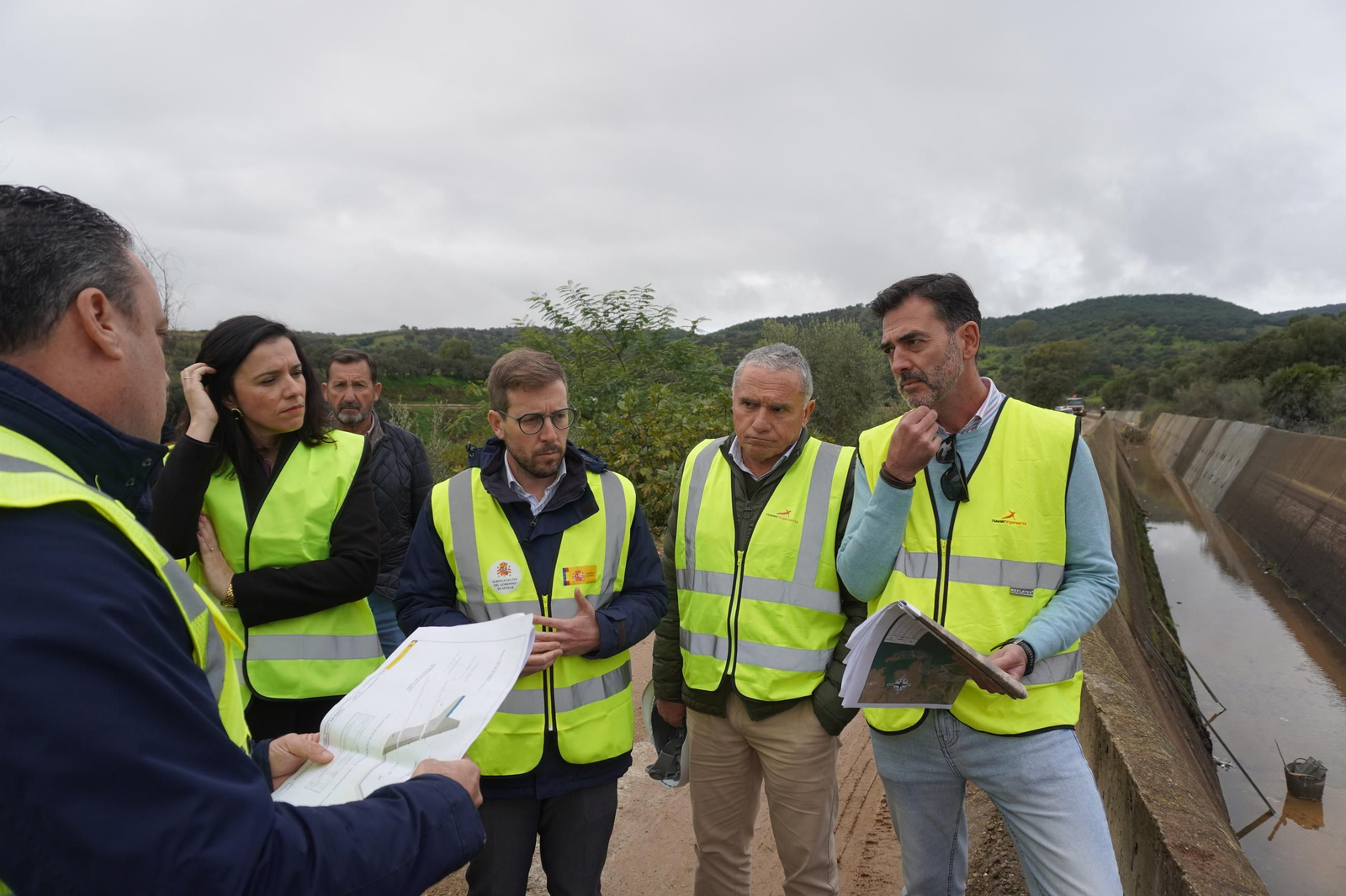 El subdelegado Francisco Toscano en la visita a la zona que se va a reparar del Canal del Viar