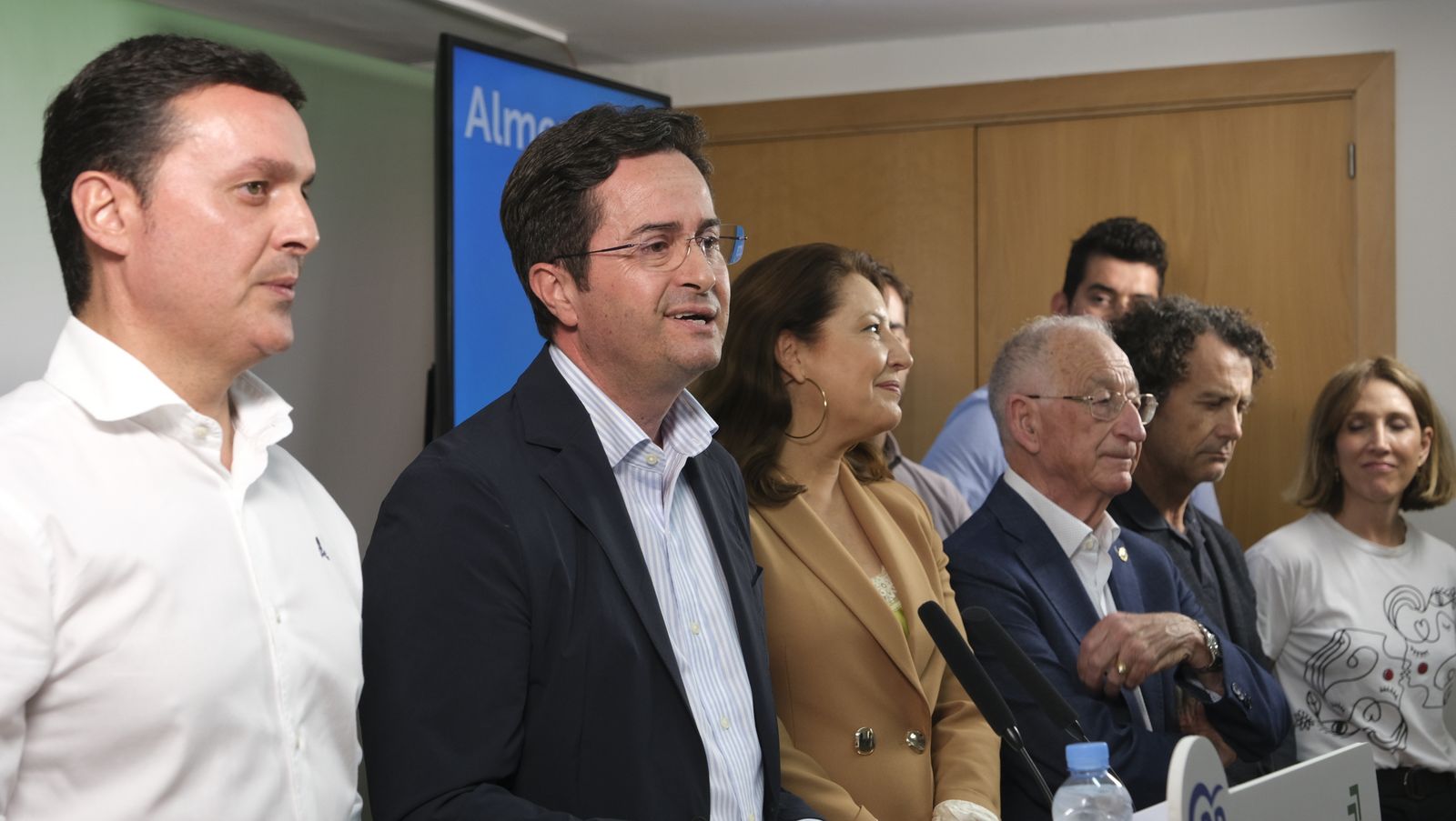 Imágenes del inicio de campaña electoral andaluza con la pegada de carteles.