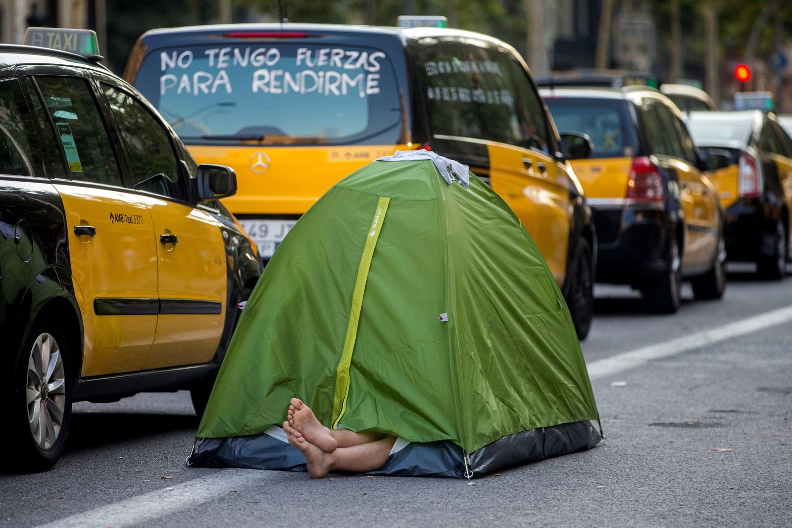 Una tienda de campaña junto a los taxis concentrados en Barcelona.
