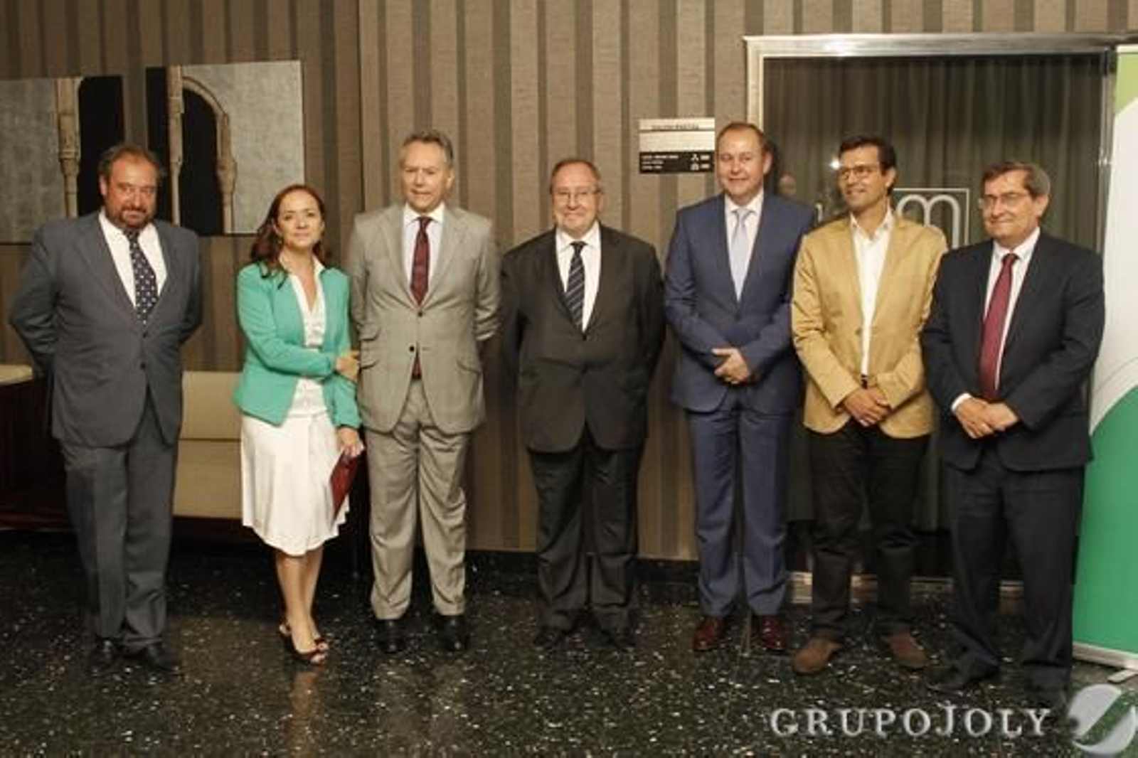 De izquierda a derecha, Tomás Valiente, director general de Grupo Joly; Magdalena Trillo, directora del periódico 'Granada Hoy'; José Joly, presidente de Grupo Joly; José Luis Bonet, presidente de la Cámara de Comercio de España; Luis Osuna, presidente-CEO de Grupo Covirán; Francisco Cuenca, alcalde de Granada; y José Entrena, presidente de la Diputación.

Foto: Alex Camara