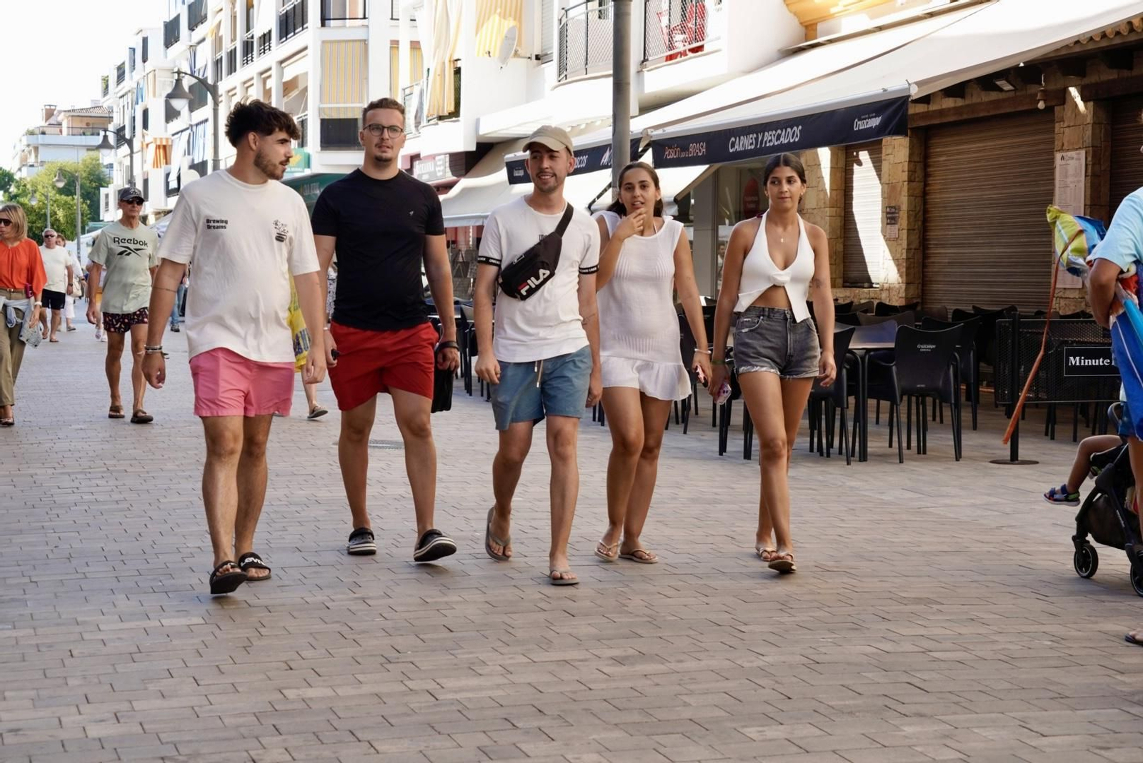 La Calle Ancha de Punta Umbría, una tarde de verano con el sol cayendo