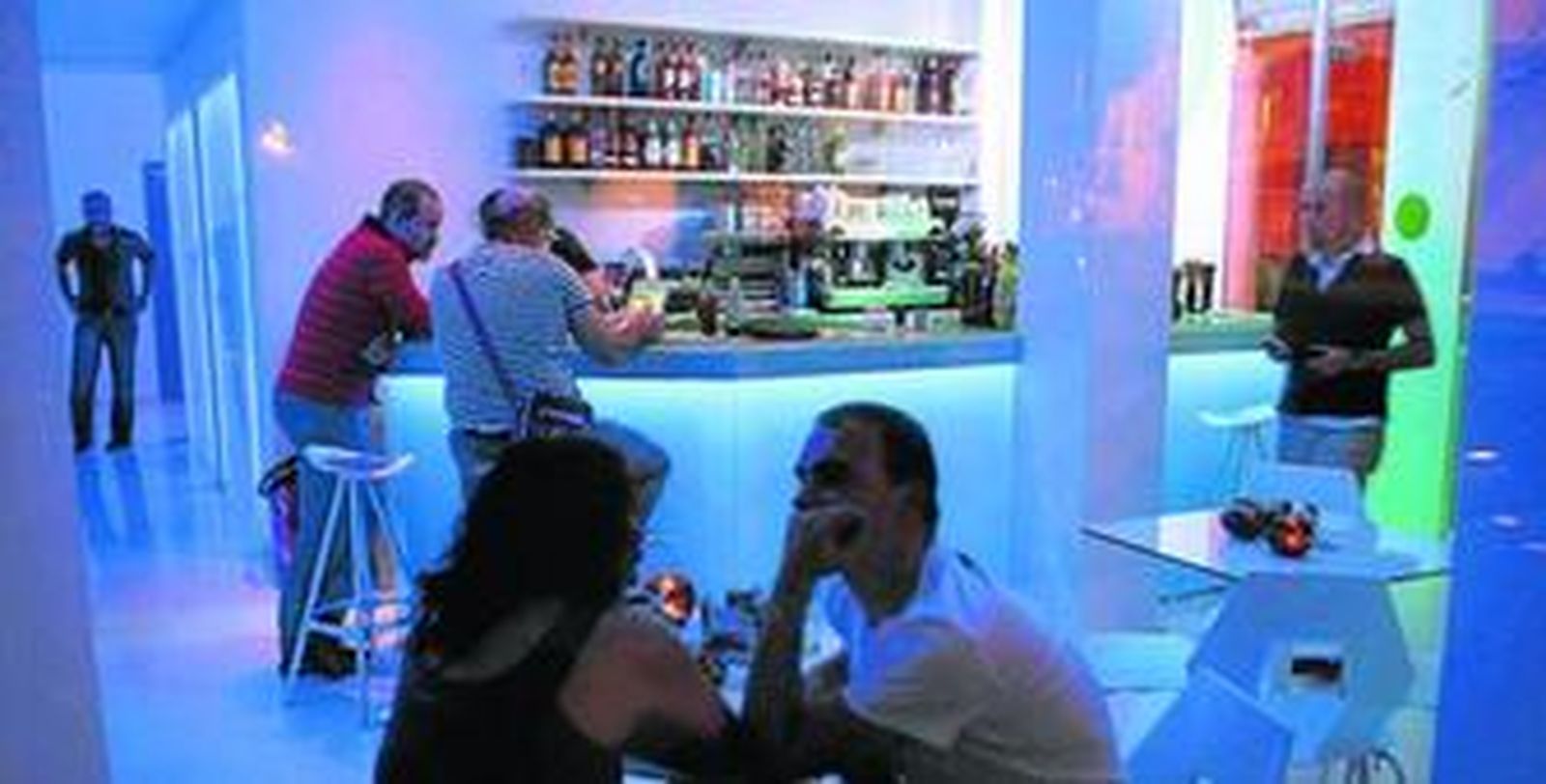 El sistema de iluminación del local está pensado para que cada espacio tenga un color.