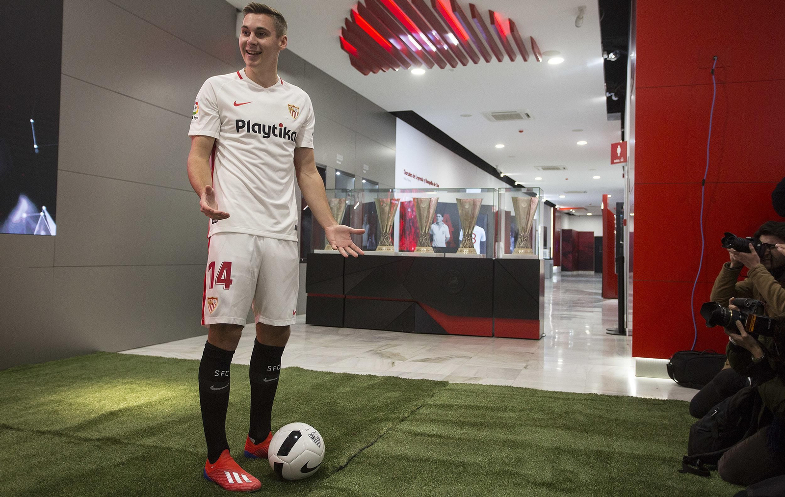 Wöber, el día de su presentación con el Sevilla.