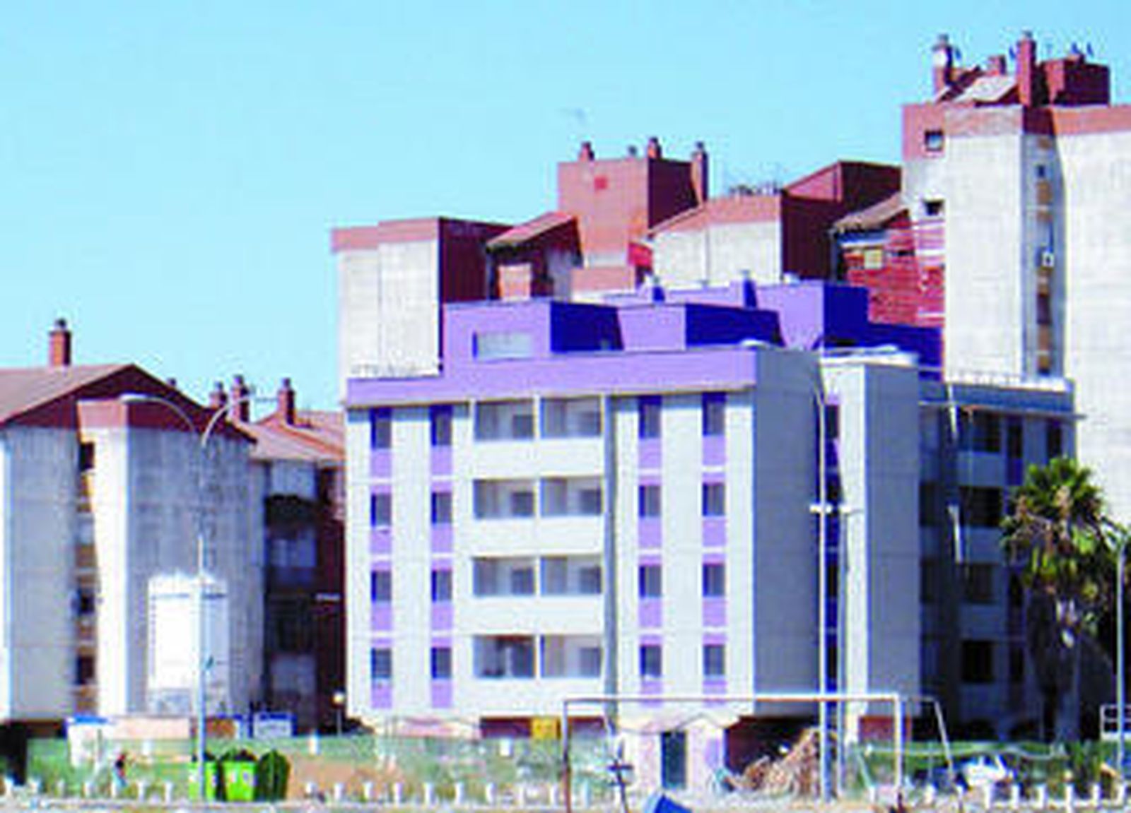 Color morado para uno de los 23 bloques que se están rehabilitando en el Polígono Sur.