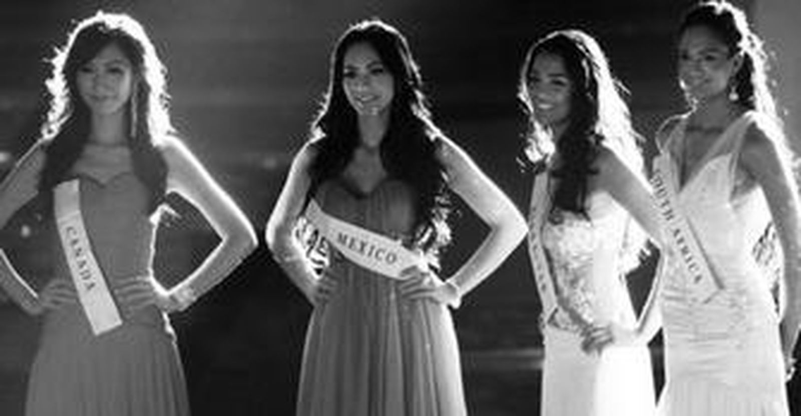 Kaiane Aldorino, segunda por la derecha, minutos antes de ser coronada Miss Mundo el pasado sábado.