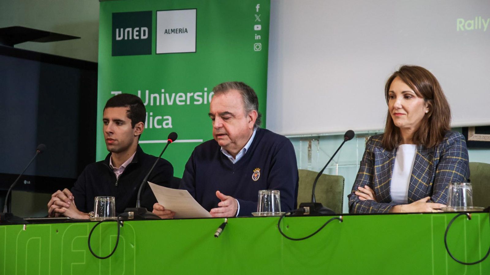 El vicepresidente del Automóvil Club de Almería toma la palabra durante un momento de la presentación del concurso del logotipo del Rallye Costa de Almería.
