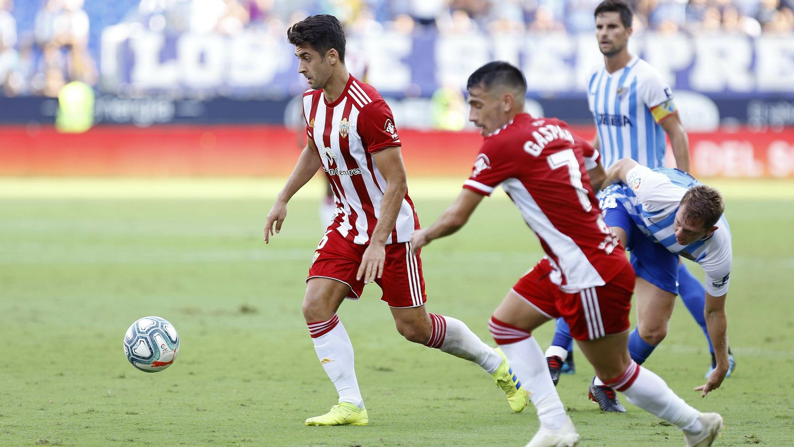 De la Hoz y Gaspar recuperan un balón.