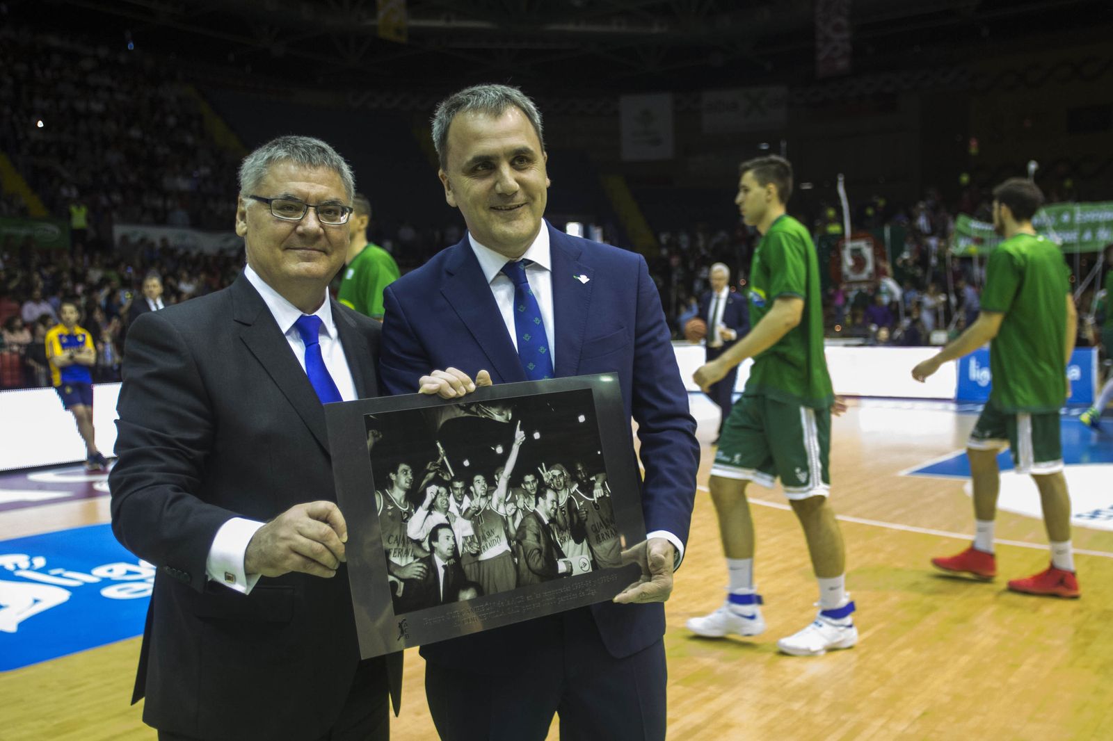 Fernando Moral, presidente del Betis Energía Plus, en San Pablo con su homólogo de la ACB Francisco Roca.