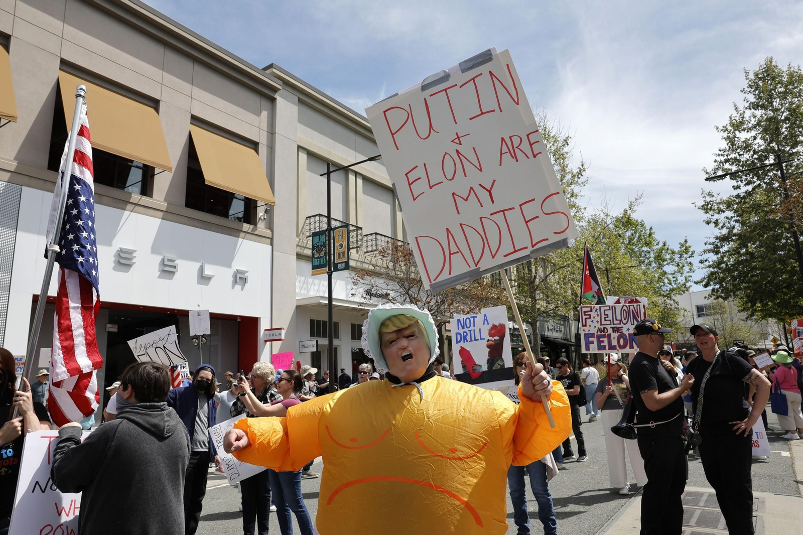 Miles de manifestantes contra Trump y Musk en EEUU: "¡Quita tus manos!"