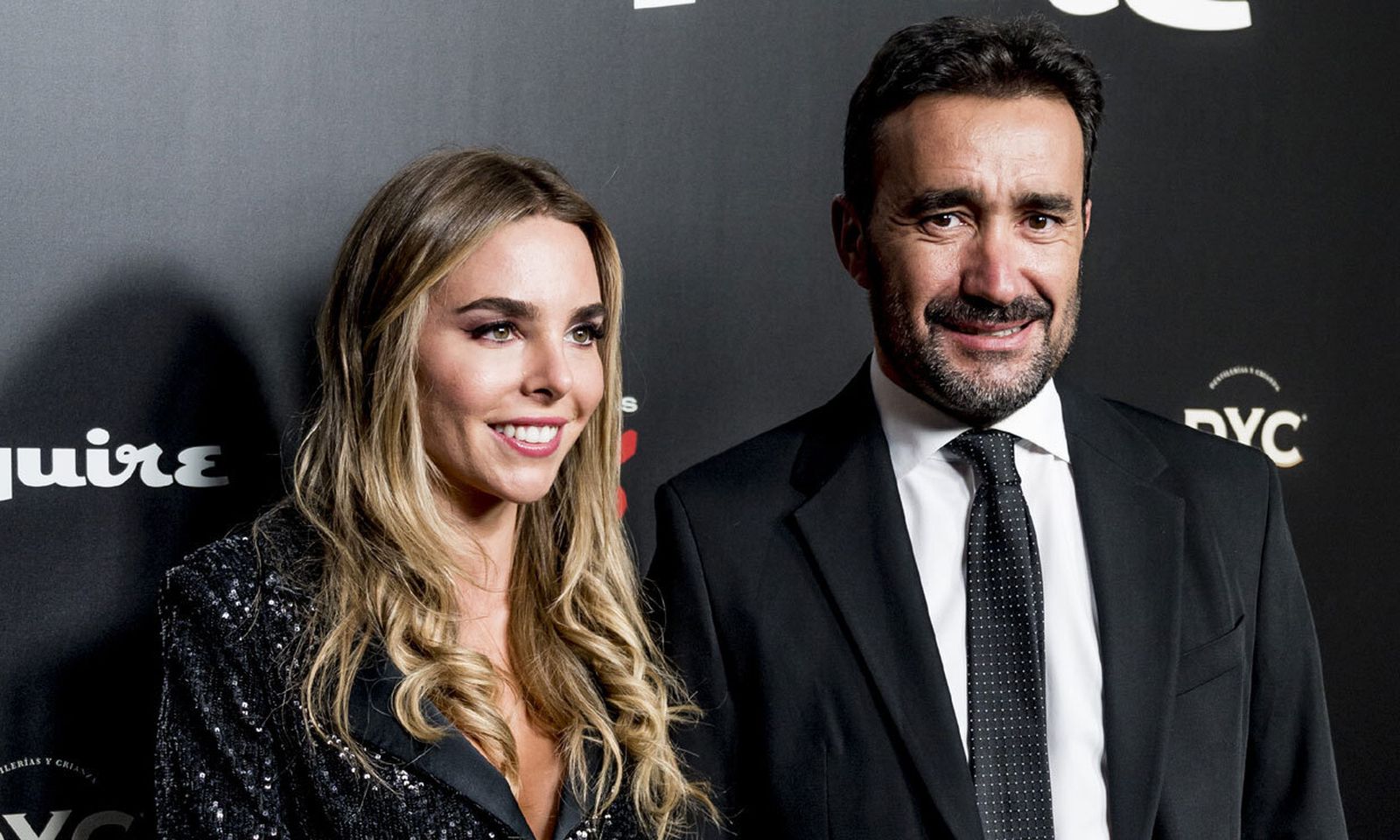Helena Condis, con Juanma Castaño, en el 'photocall' de los premios de la revista 'Esquire'.