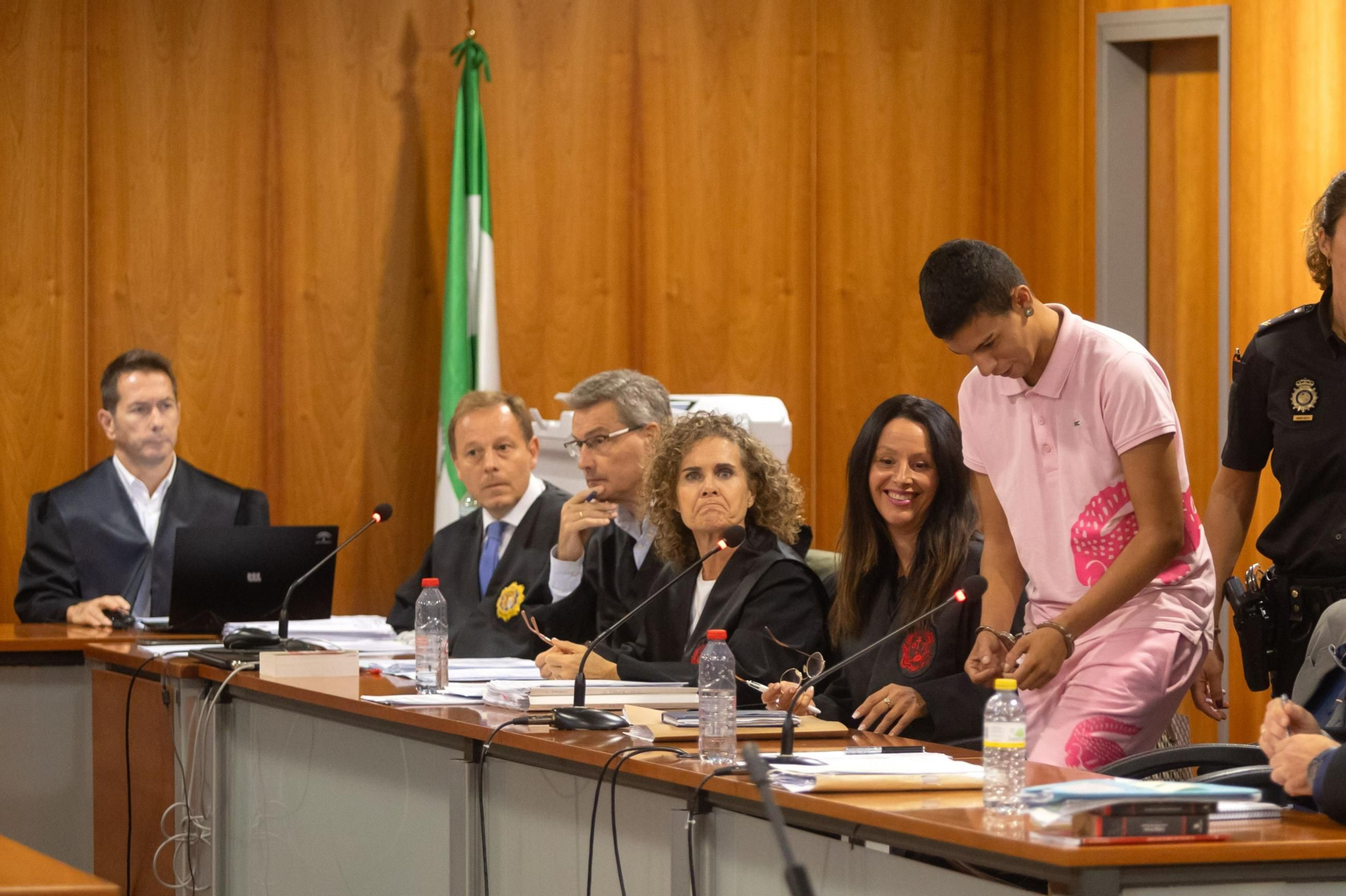 El procesado, esposado, durante el juicio.