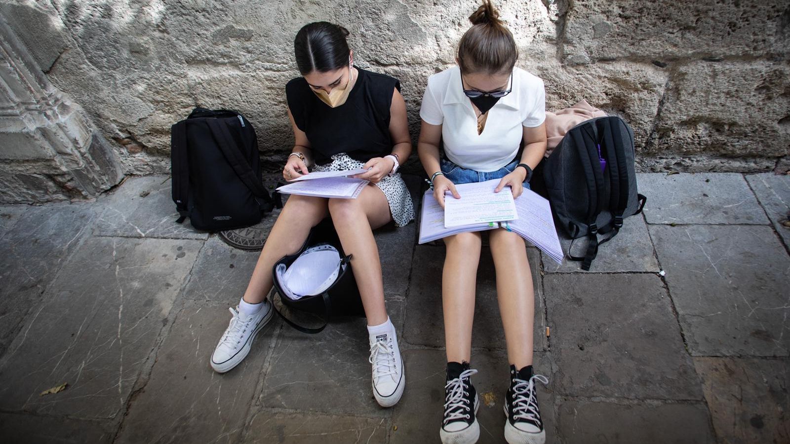 Cristina e Isabel, en la Plaza de la Universidad.