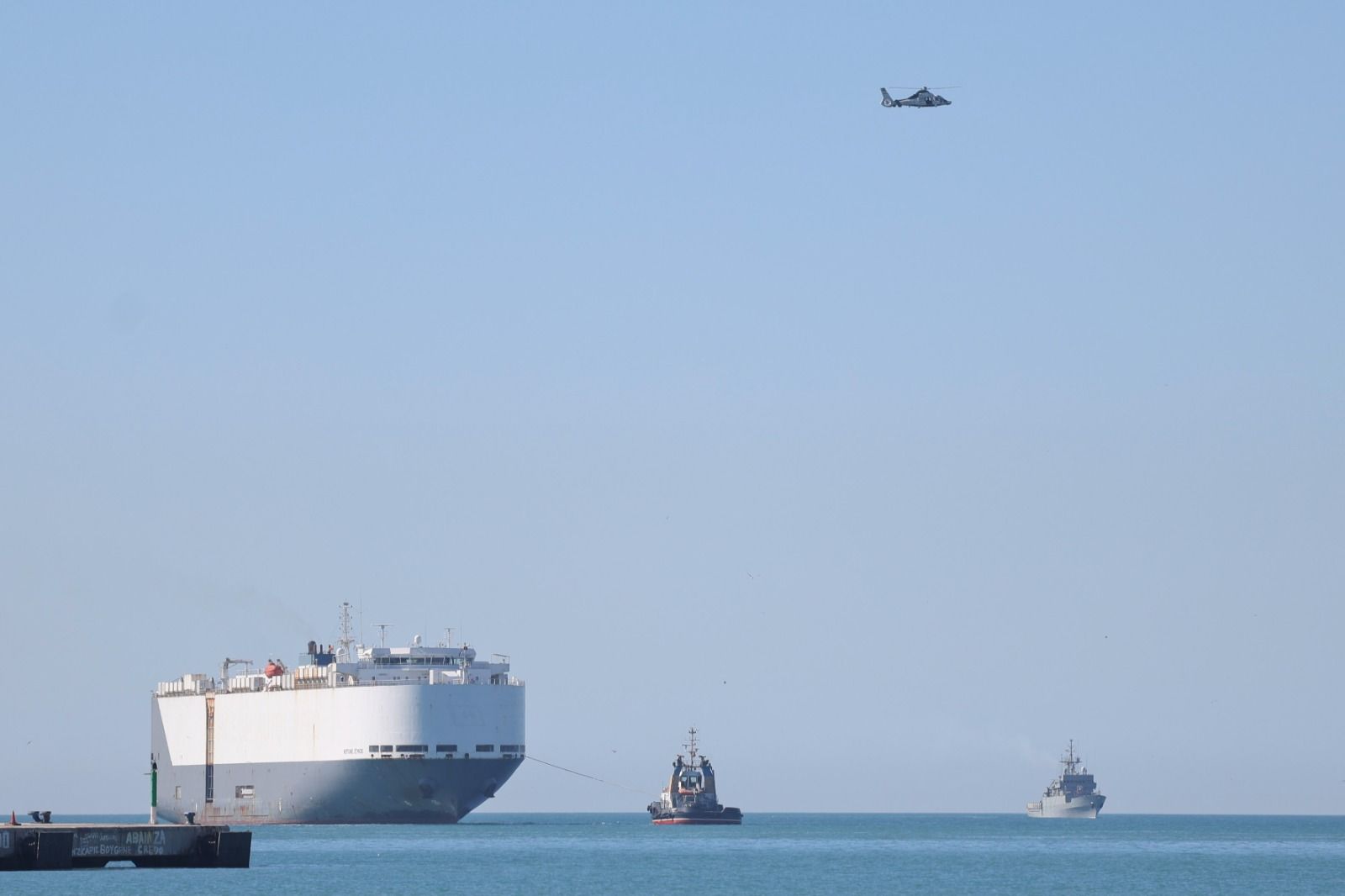Las maniobras de seguridad de la Armada y la Guardia Civil en el puerto ...