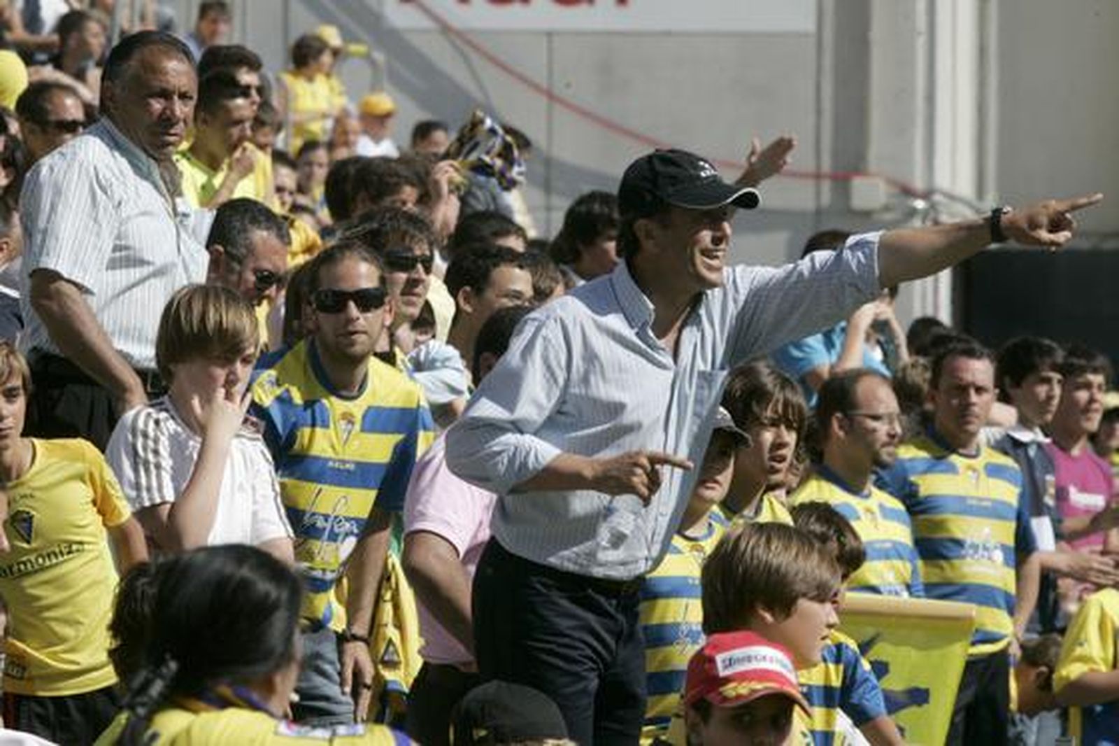 Jose González, sancionado, dirige a sus jugadores desde la grada. 

Foto: Jesus Marin