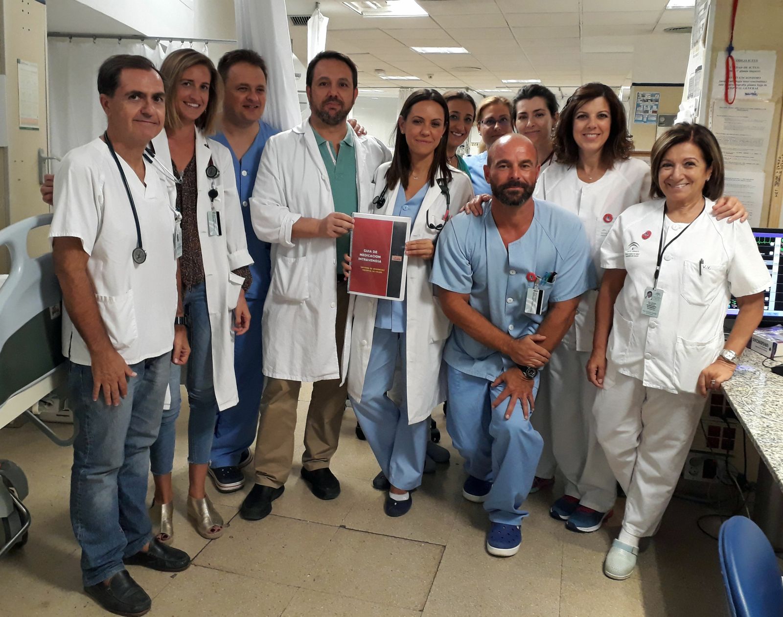Médicos y enfermeros de urgencias del Valme que han participado en la elaboración de la guía de inyectables, con el Dr. Antonio Álvarez  Escamilla, en el centro.