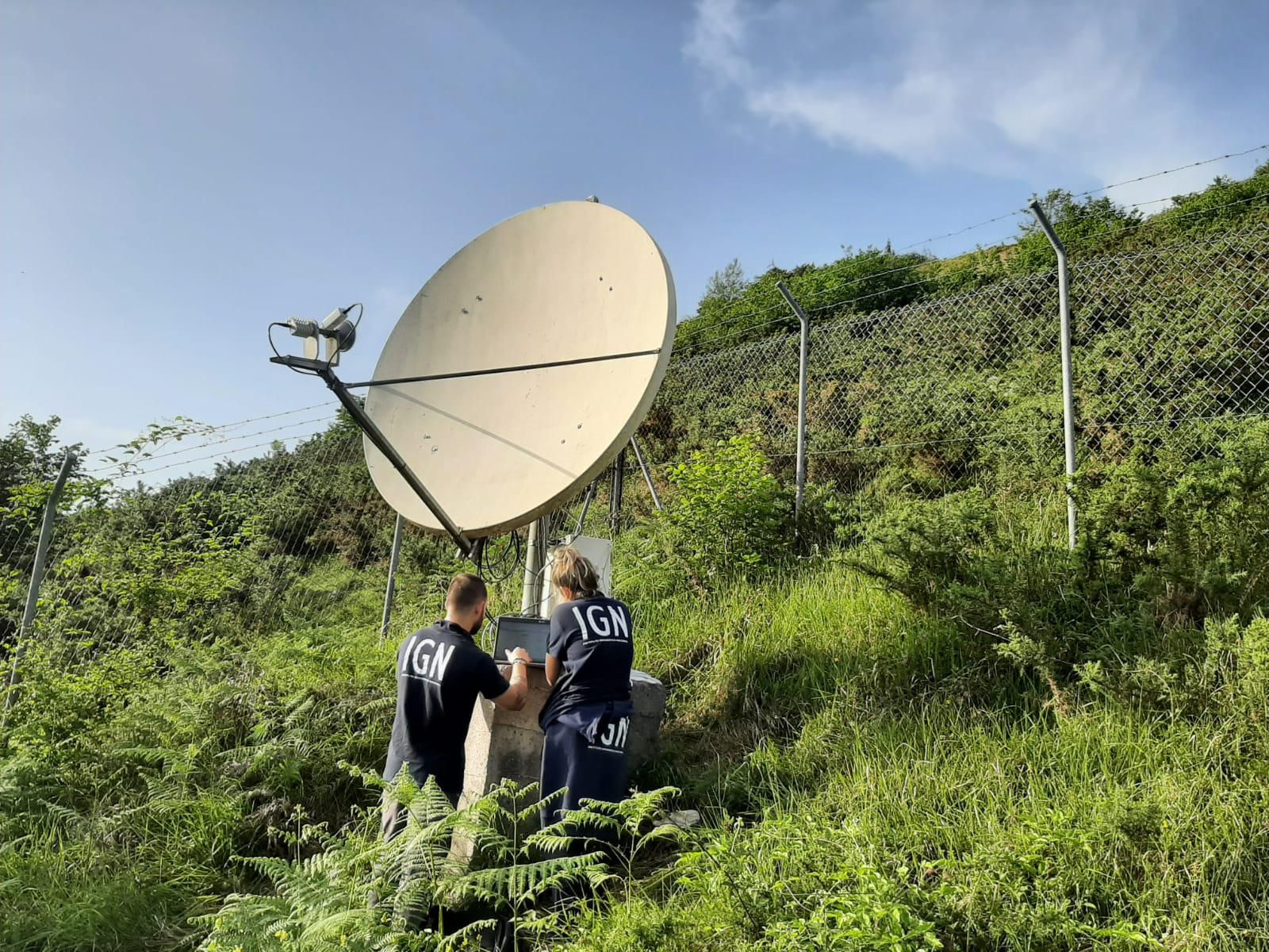 Sismologos de la Red Sísmica Nacional llevando a cabo el mantenimiento de la estación sísmica situada en Arriondas (Asturias)