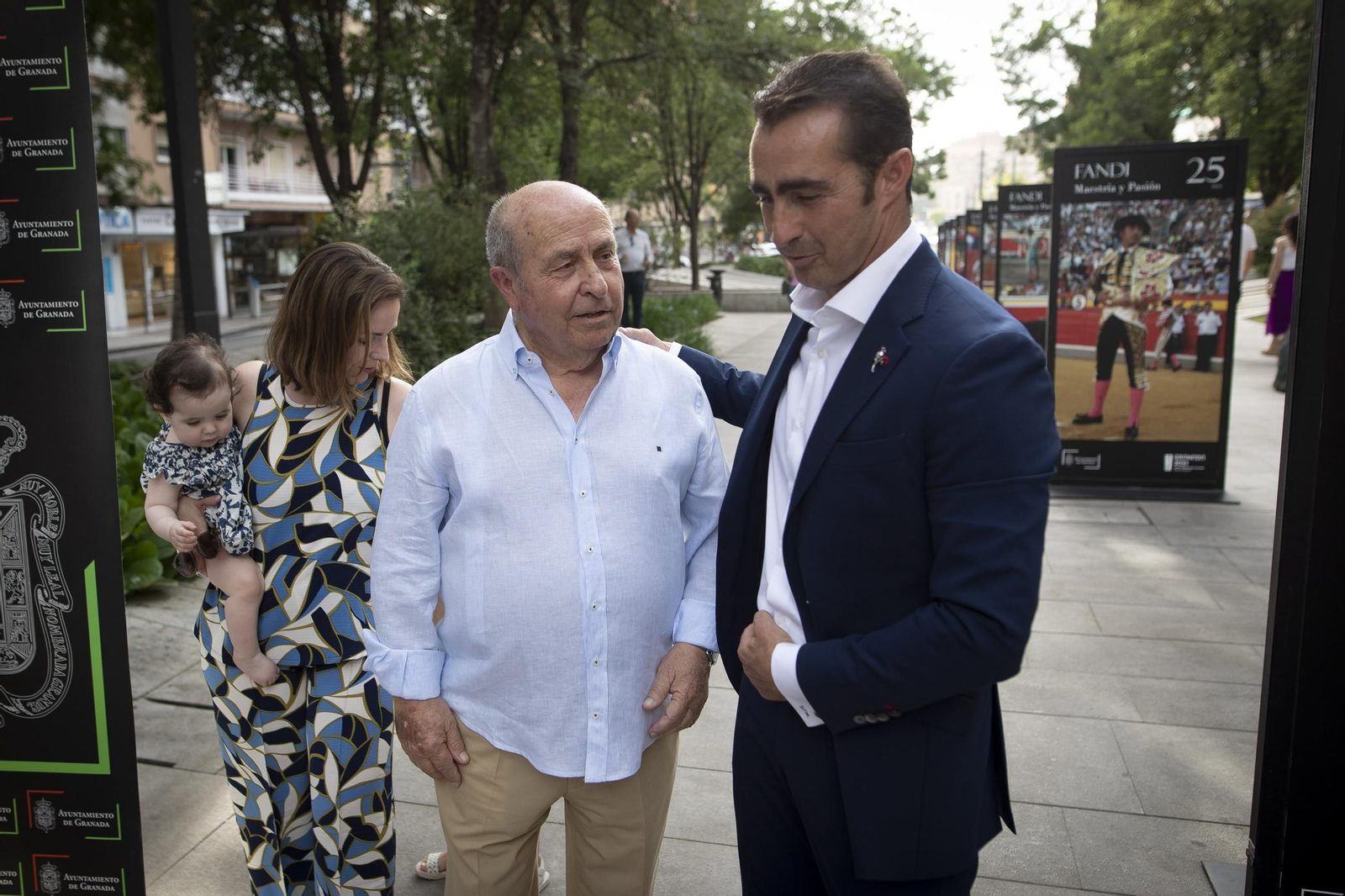 Las imágenes de la nueva exposición al aire libre que rinde homenaje a “El Fandi” en Granada