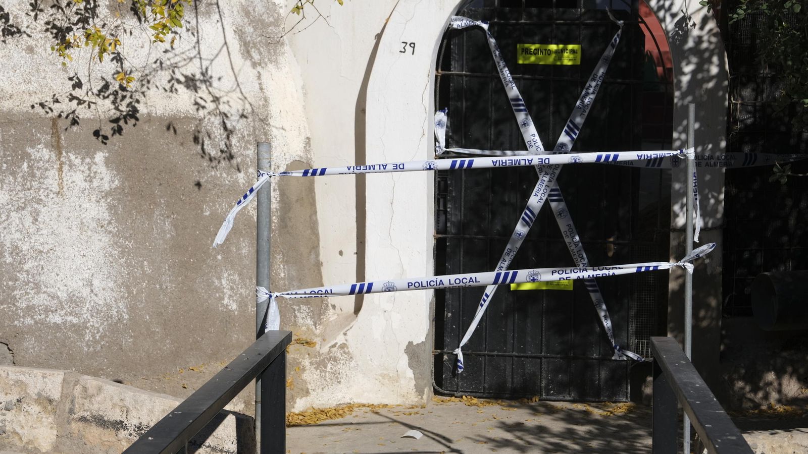 La entrada de la casa ha sido precintada