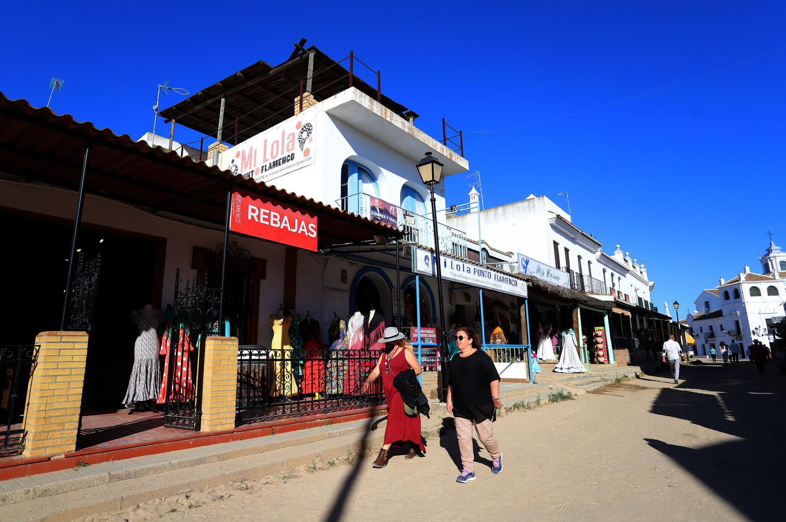 Ambiente en la aldea del Rocío previo a la llegada de las Hermandades, en imágenes