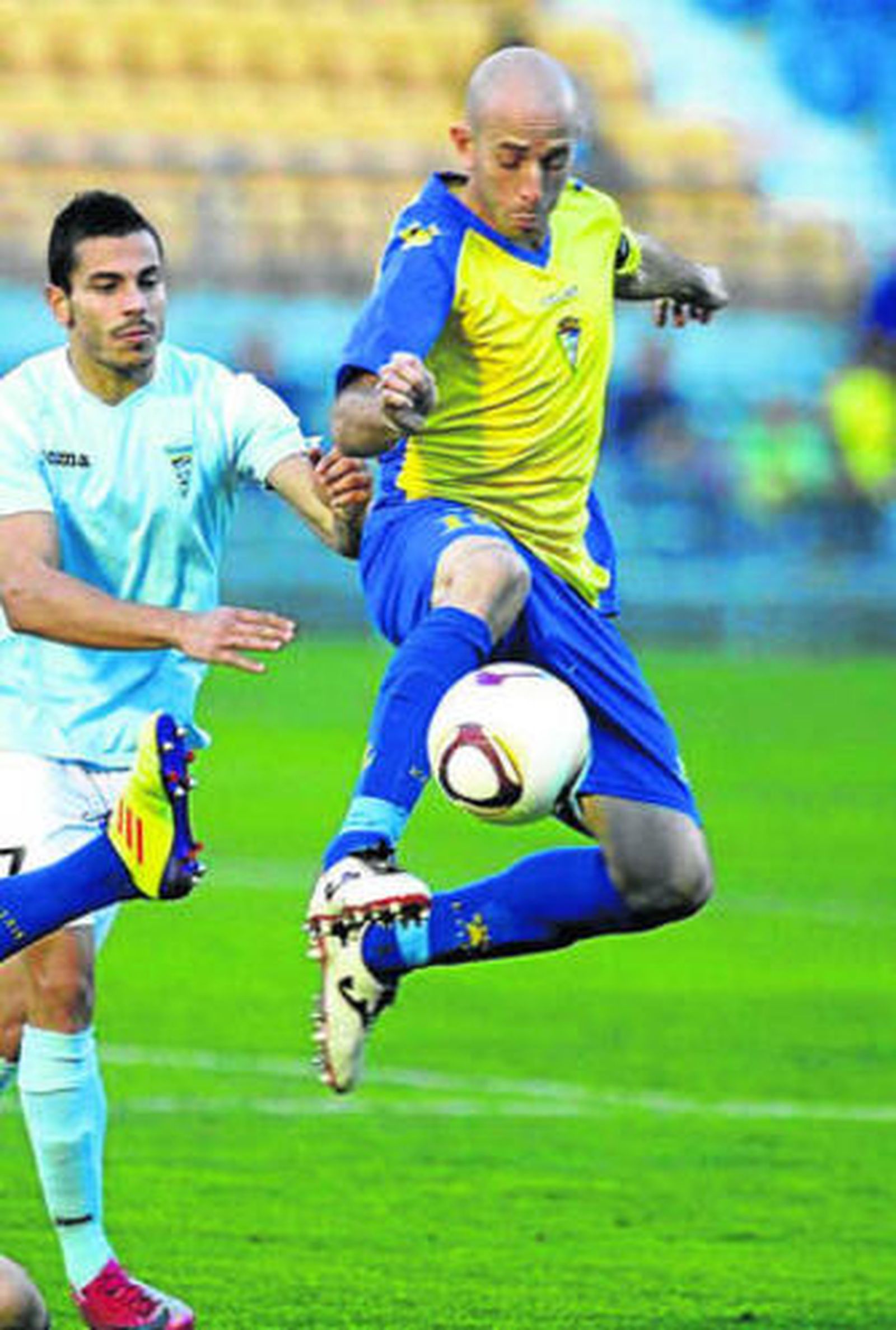 Óscar Pérez disputa el balón durante el choque contra el Poli Ejido.