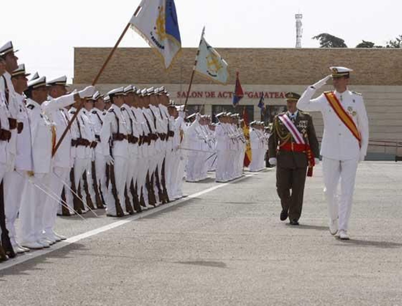 El Príncipe preside en La Isla la entrega de los Reales Despachos a los números uno del Cuerpo General de la Armada.

Foto: Nuria Reina