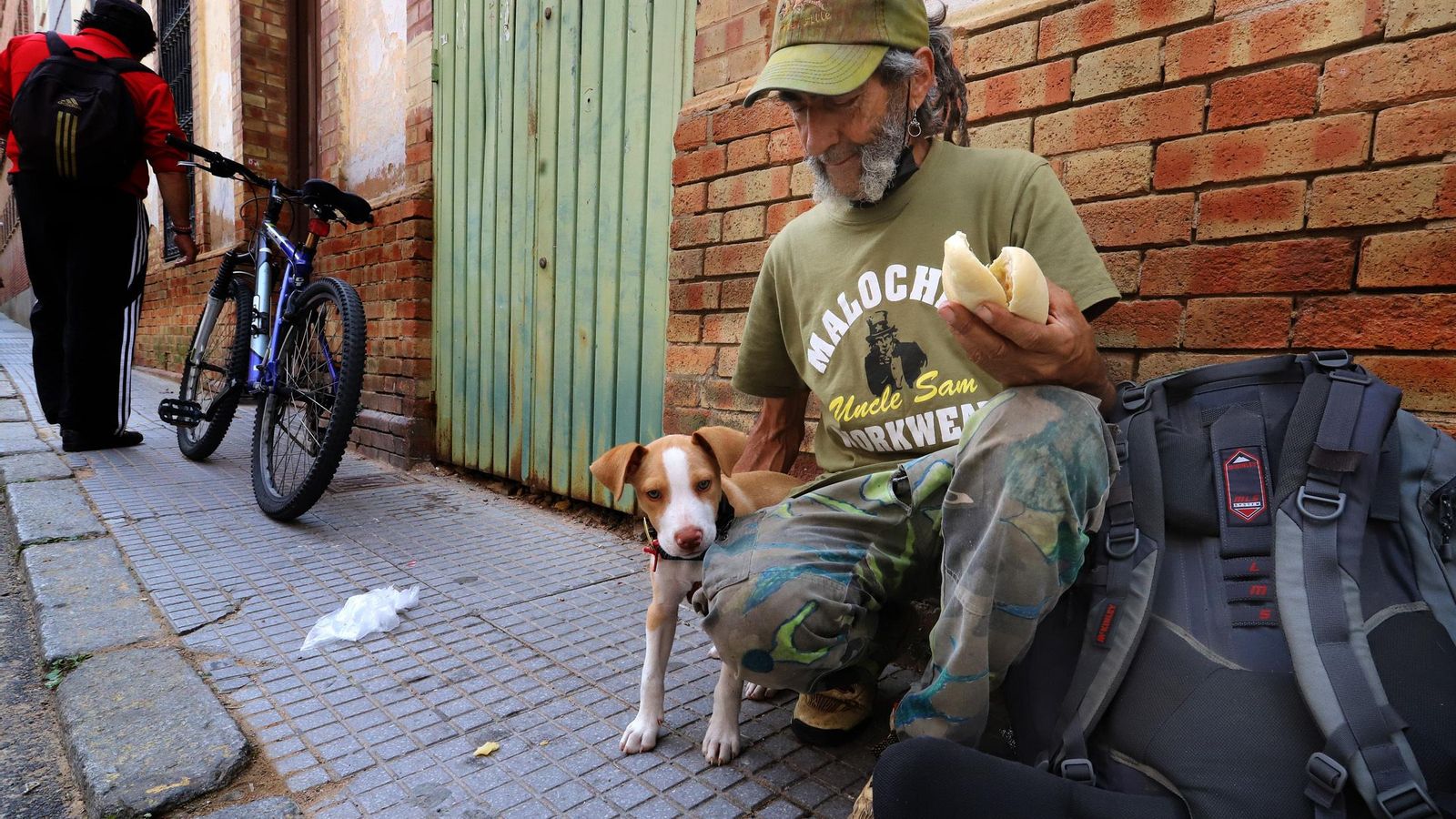 Un usuario de Accem junto a su perro. Un usuario de Accem junto a su perro.