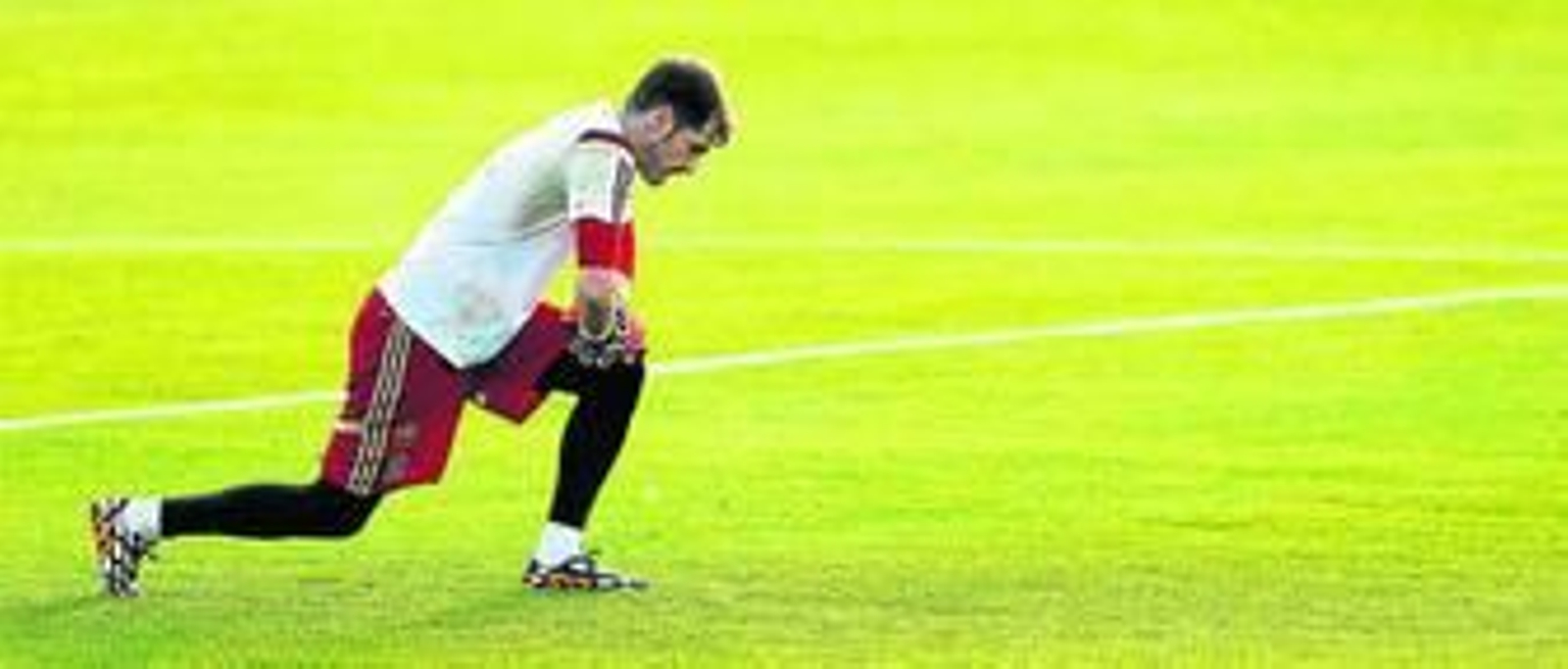 Íker Casillas realiza estiramientos durante un entrenamiento de la selección española.