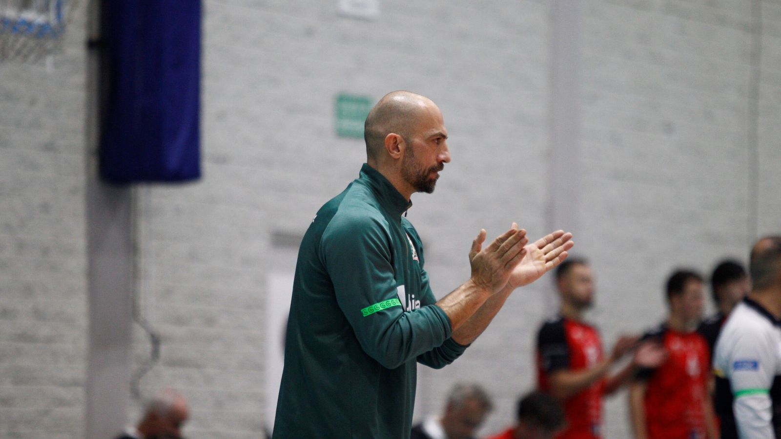 El entrenador sevillano anima a su equipo en el partido contra Bus Leader San Roque.