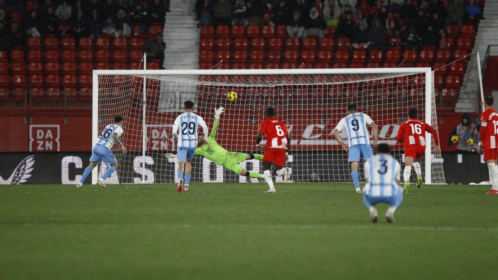 Cordero bate a Maximiano desde el punto de penalti para situar el 2-2