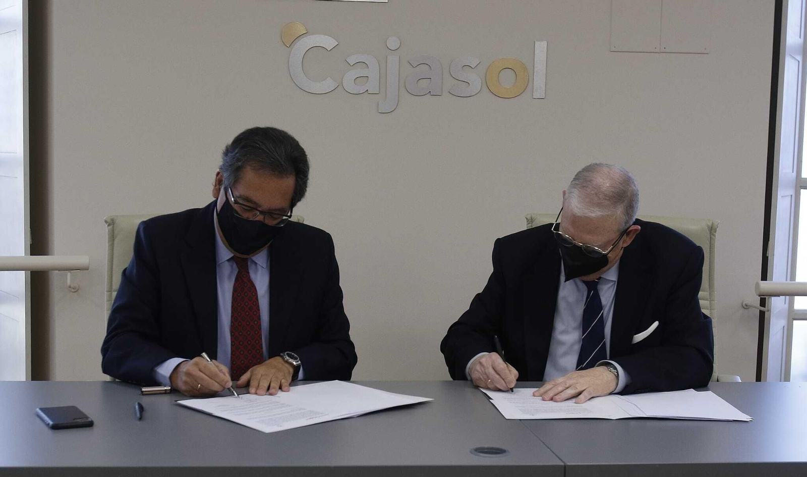 Antonio Pulido y Francisco Vélez firman el convenio de colaboración para la exposición confradiera de 2021.