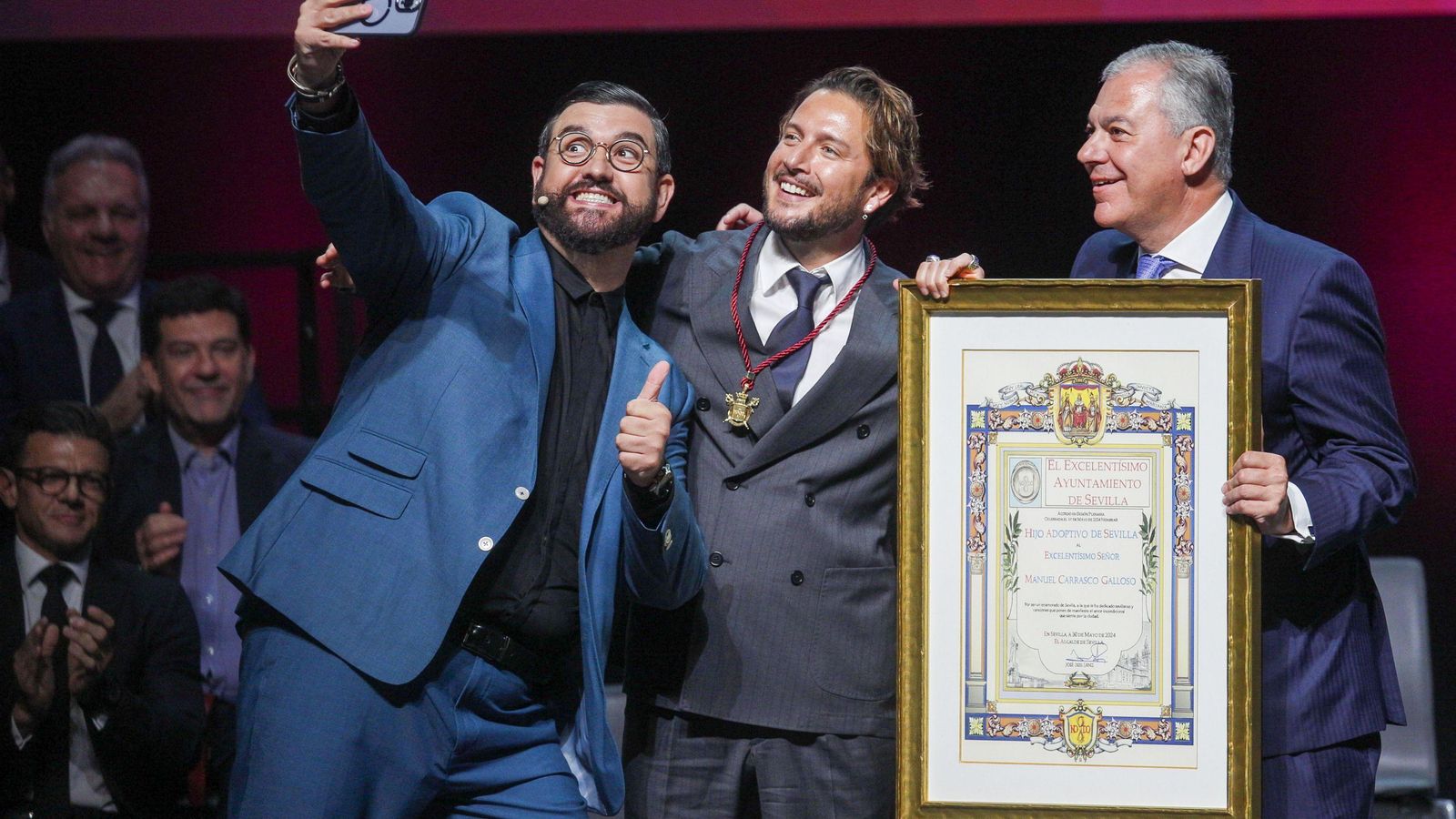 Acto de entrega de la distinción de Hijo Adoptivo de Sevilla