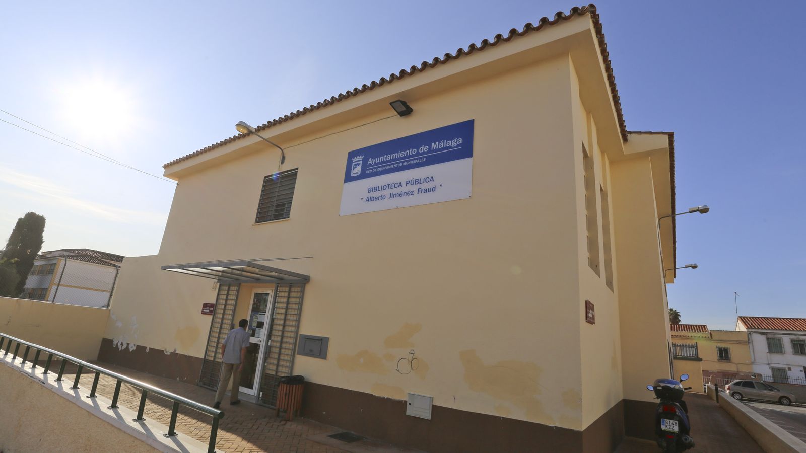 La biblioteca se encuentra en la calle Doctor Gálvez Moll, junto al colegio.