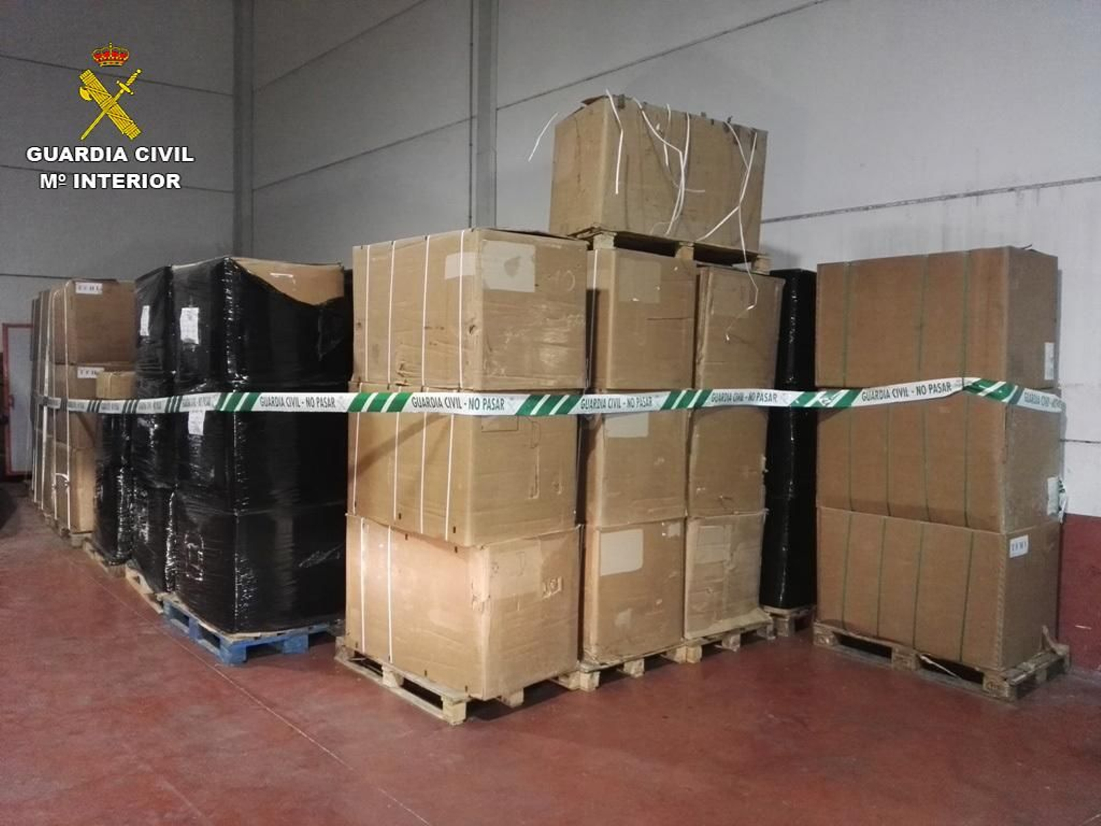 Cajas con hoja de tabaco intervenidas por la Guardia Civil. Cajas con hoja de tabaco intervenidas por la Guardia Civil.