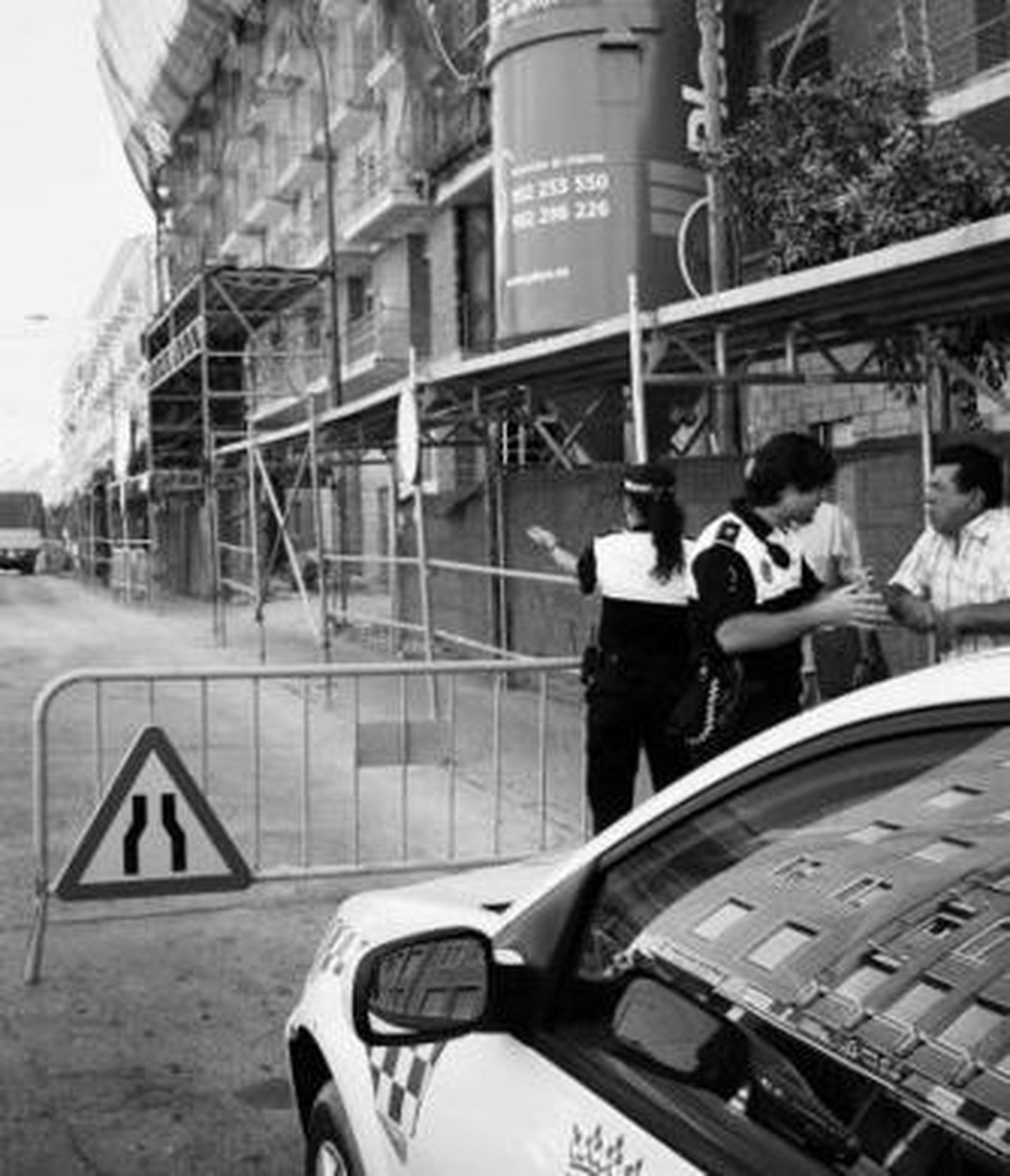 Un carril de la Carretera de Carmona, ayer cortado por obras.