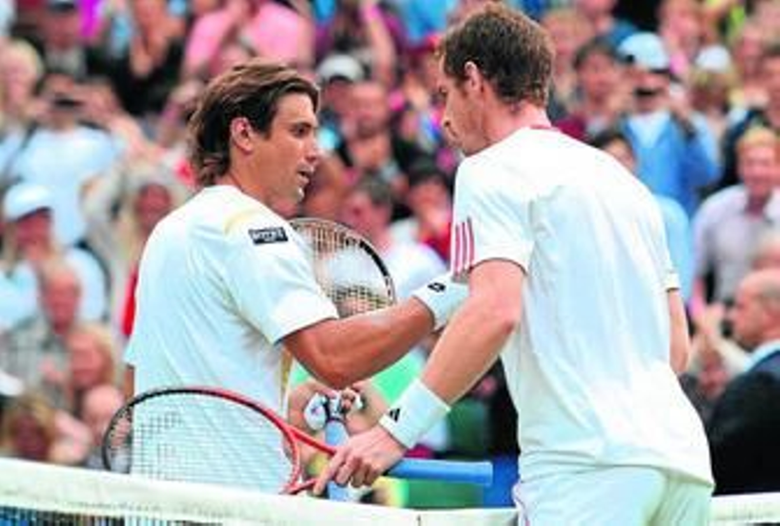 David Ferrer felicita a Andy Murray al término del encuentro disputado en la central de Wimbledon.