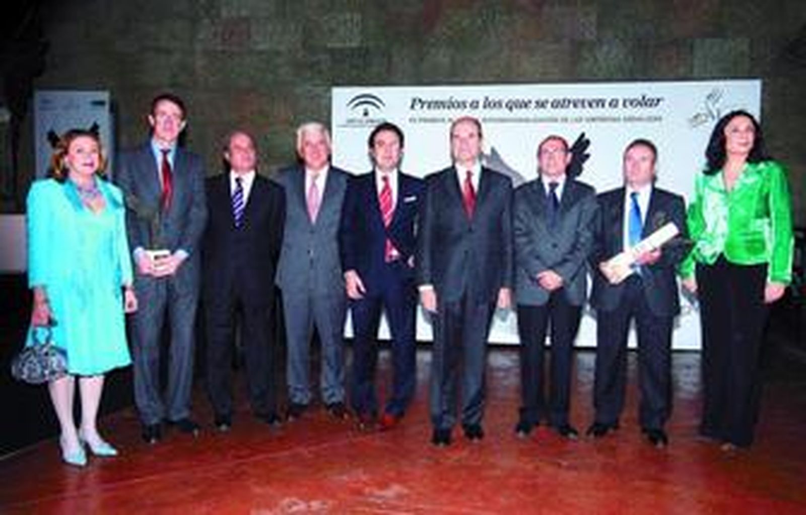 1. Foto de familia de los galardonados junto al presidente de la Junta, Manuel Chaves. 2. Mauricio González, presidente de González Byass. 3. Numeroso público asistió a la entrega de premios.