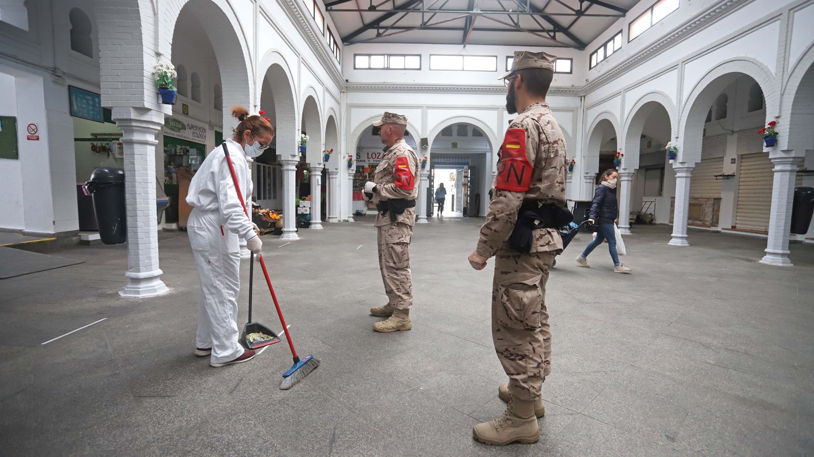 Fotos de las tareas de desinfección y limpieza de la Infantería de Marina en Tarifa