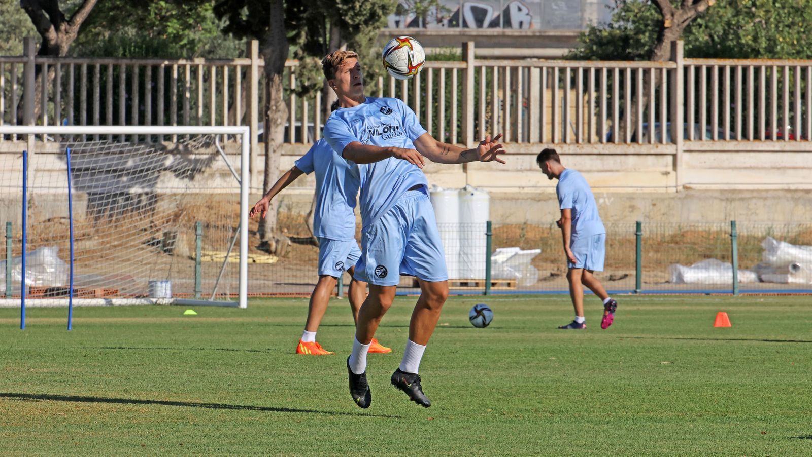 Simeone controla el balón con el pecho en un entrenamiento.