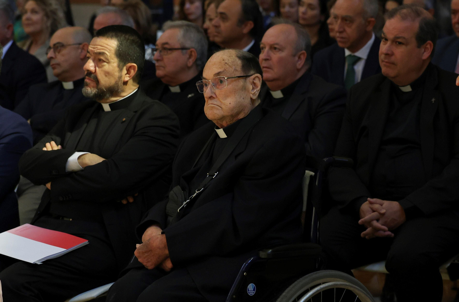 Colocan la primera viga de la nueva cubierta de la Catedral de Málaga, en fotos