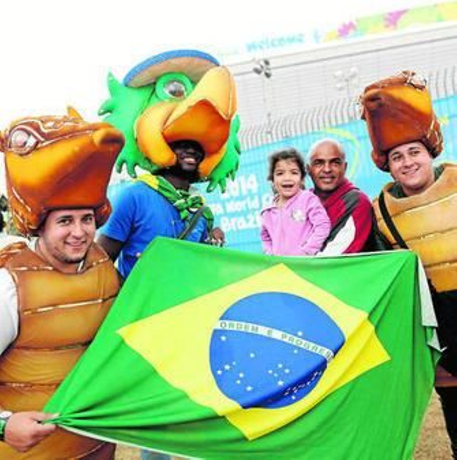 Unos aficionados brasileños posan delante del Arena Corinthians.