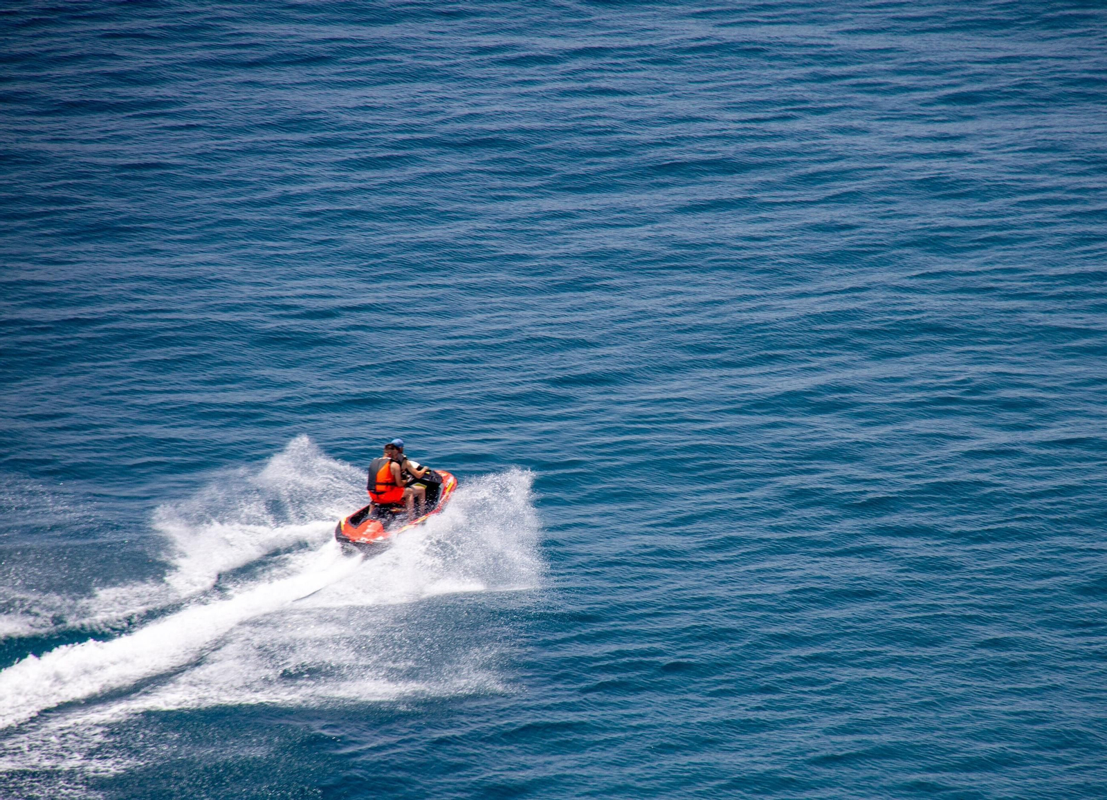 Dos personas en una moto de agua en la costa de Granada