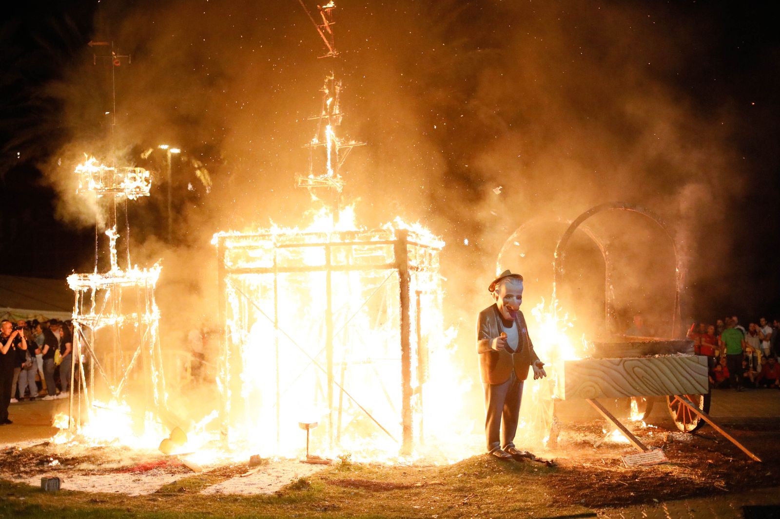 La cremá de las Fallas reunió a cientos de personas en la zona de las Almadrabillas. Fue un acto impresionante.