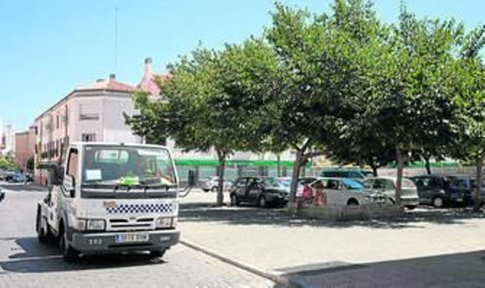 Grúa municipal en una calle de la capital malagueña.
