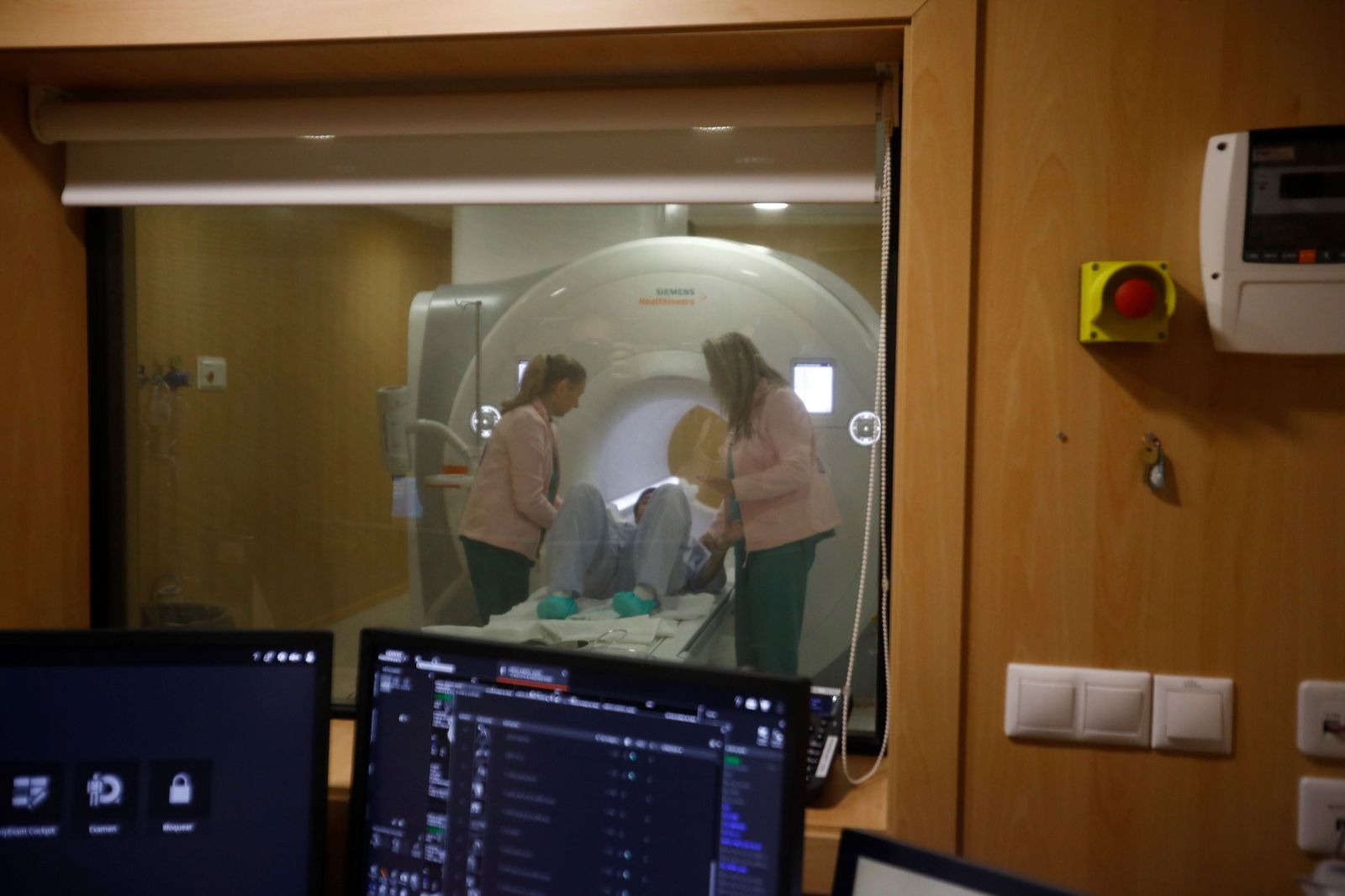 Una prueba en el nuevo equipo de resonancia magnética de 3 Teslas del Hospital Reina Sofía.