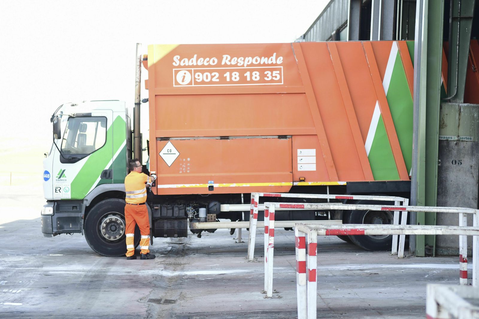 Camión de Sadeco.