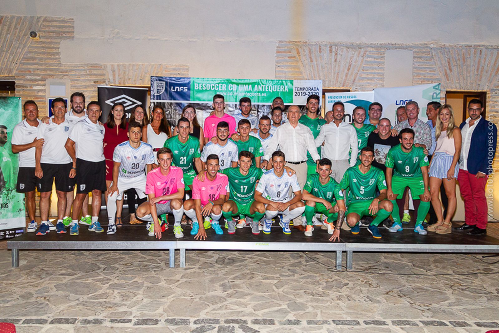 Jugadores y cuerpo técnico del UMA Antequera.