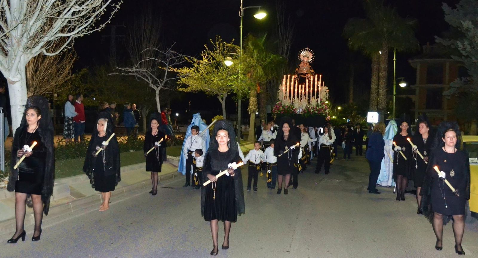 Las manolas entre elcortejo procesional.