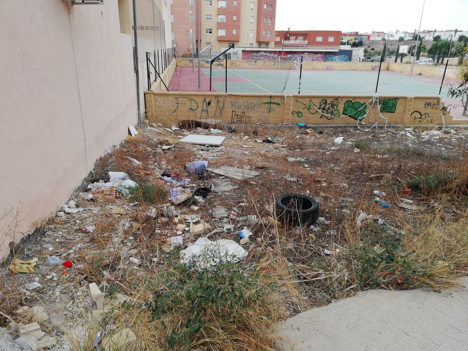 Basura acumulada alrededor del Hospital Torrecárdenas