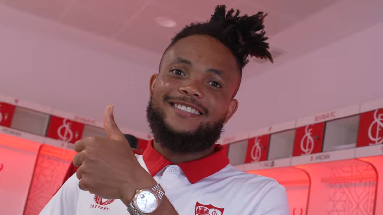 Ejuke posa durante su primera entrevista con el Sevilla